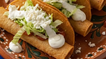Tacos dorados de hongos con