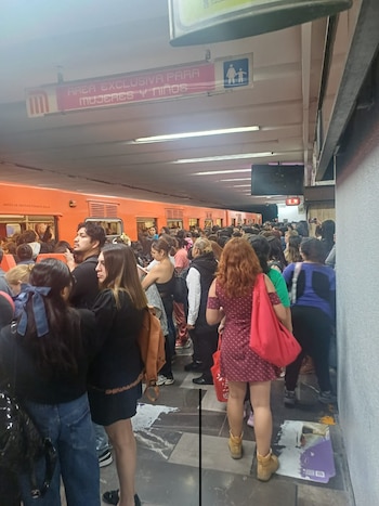 Usuarios reportan servicio lento en la Línea 9 (Infobae México)