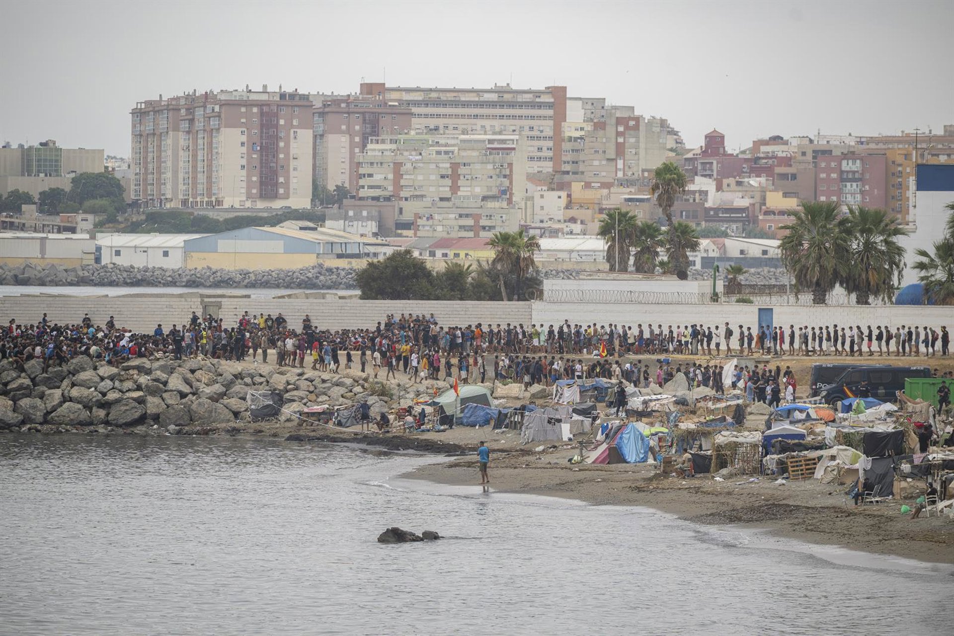 01/09/2026 Varios inmigrantes acampados en una playa, a 1 de septiembre de 2026, en Ceuta (España). La Policía ha practicado tres expulsiones de personas con vínculos con el radicalismo de carácter yihadista detectadas en Ceuta tras la entrada masiva a la ciudad española del pasado 30 de julio. Por su parte, sindicatos policiales han vuelto a reclamar que se extreme la vigilancia.
POLITICA
Marcos Moreno - Europa Press