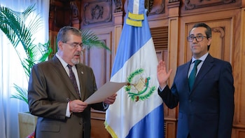 El presidente Bernardo Arévalo juramenta de nuevo a Jonathan Menkos como ministro de Finanzas Públicas en Guatemala