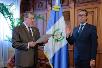 La Corte de Constitucionalidad suspendió de forma provisional el nombramiento de Menkos en el Banco de Guatemala.