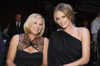 Charlize Theron y su madre,