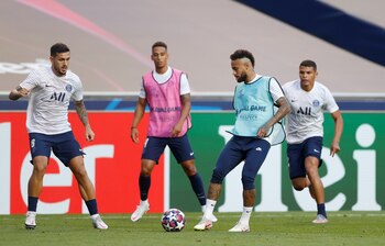 Neymar en el calentamiento previo