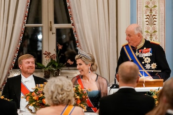 El rey Guillermo Alejandro y la reina Máxima de la familia real holandesa reaccionan junto al rey Harald de Noruega durante una cena de gala en el Palacio Real de Oslo, Noruega, el 9 de noviembre de 2021. (NTB/Terje Pedersen vía REUTERS)