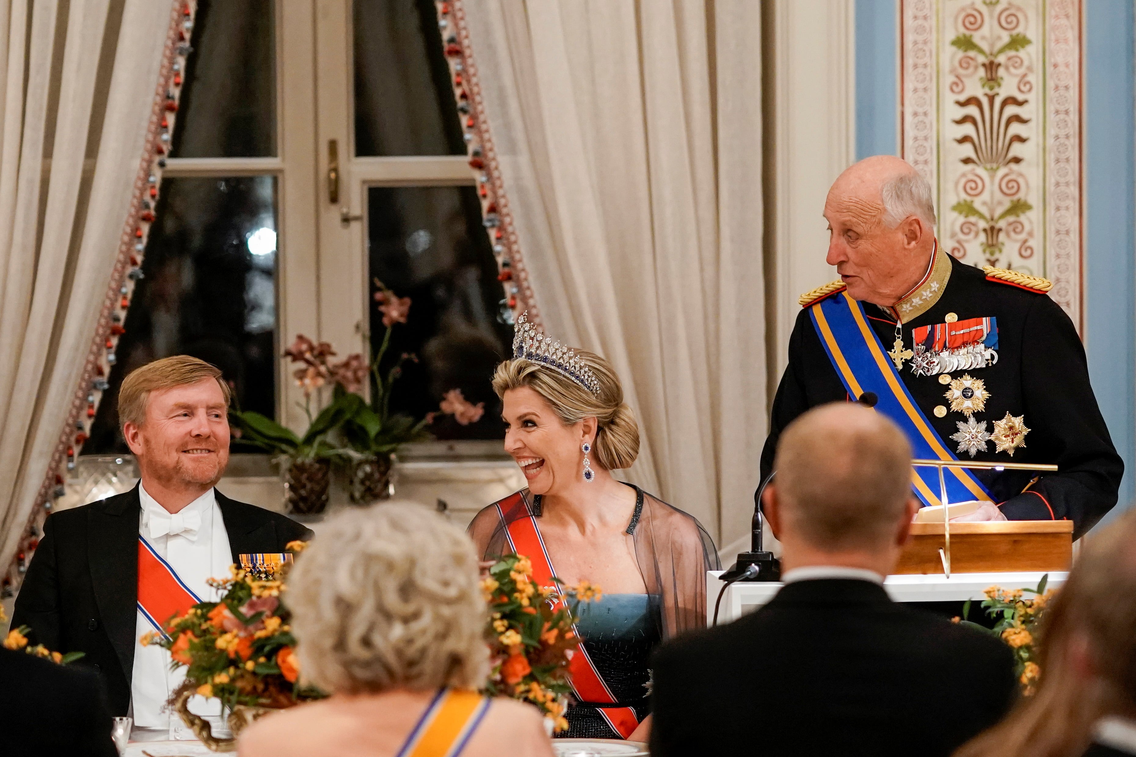 El rey Guillermo Alejandro y la reina Máxima de la familia real holandesa reaccionan junto al rey Harald de Noruega durante una cena de gala en el Palacio Real de Oslo, Noruega, el 9 de noviembre de 2021. (NTB/Terje Pedersen vía REUTERS)