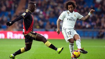 Luis Advíncula y Marcelo enfrentándose