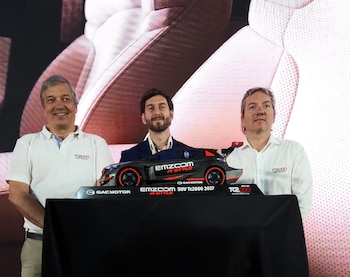 Alejandro Levy, Tomás González Johansen responsable de GAC Motor Argentina, y Diego Levy (Prensa TC 2000)