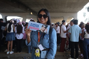 Las actividades previas para el cumpleaños de Jimin de BTS. Armys repartieron flyer. Infobae Perú: Paula Díaz