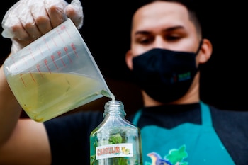 Un vendedor de "carrulim" prepara