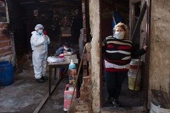 Marta Vega recorriendo su casa