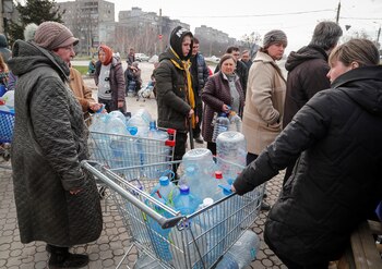 Residentes buscan agua potable en