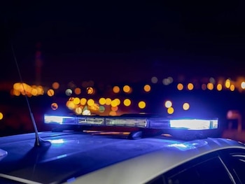 11/10/2026 Coche patrulla de la Policía Nacional (archivo).
La Policía Nacional se ha desplegado a primera hora de este domingo en la explanada del Guano para desalojar el último gran espacio que quedaba en Ceuta con tiendas ilegales fabricadas por personas migrantes llegadas a la ciudad durante la entrada masiva del 30 y 31 de julio.
SOCIEDAD
POLICÍA NACIONAL