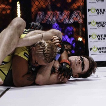 Mua Boy dominó a su