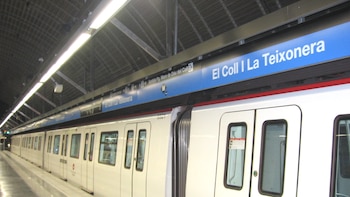 Trece detenidos en el metro de Barcelona tras atacar con un machete a dos jóvenes en El Coll-La Teixonera: uno huye, pero el otro permanece en estado grave