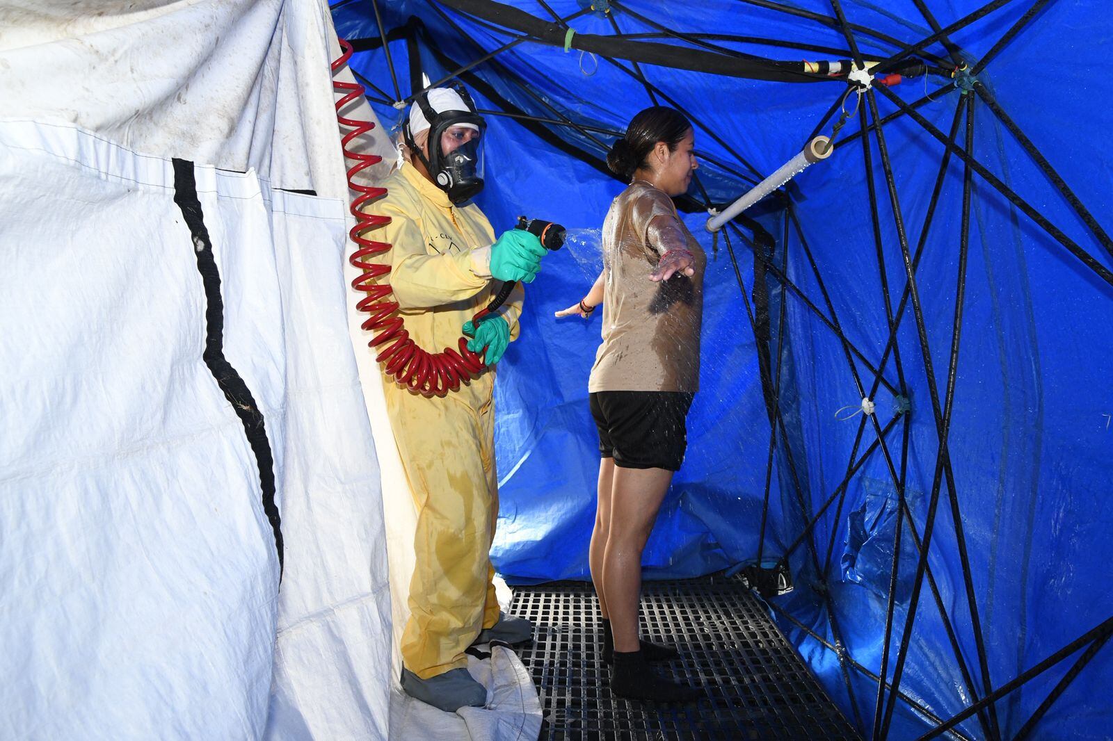 El personal naval recibió capacitación para realizar la descontaminación de quienes atiendan amenazas nucleares o químicas durante el Mundial 2026.Foto: Marina