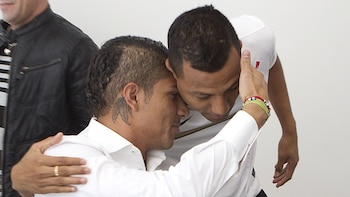 Luis Ramírez saludando a Paolo Guerrero a su llegada a Corinthians. - Crédito: Daniel Augusto Jr