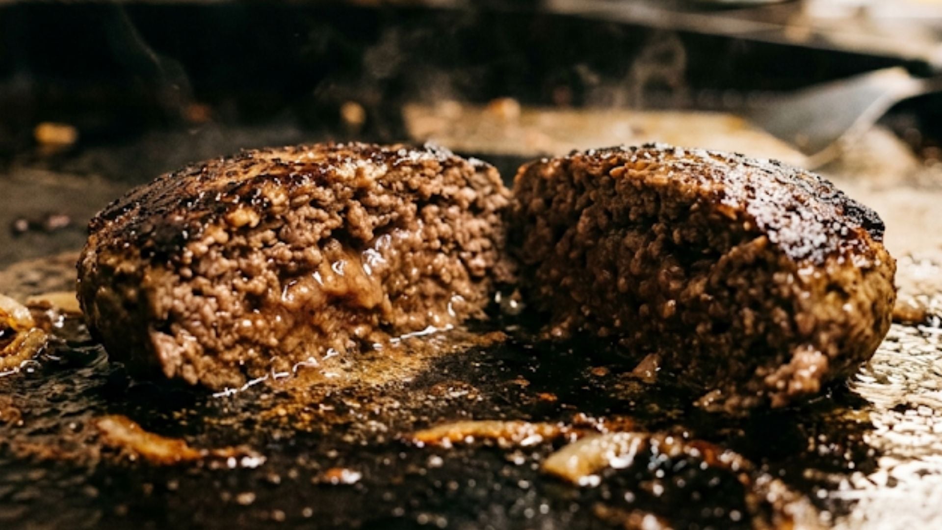 La correcta cocción de las hamburguesas, alcanzando al menos 70°C durante dos minutos, es clave para inactivar las bacterias y proteger la salud pública (Imagen Ilustrativa Infobae)