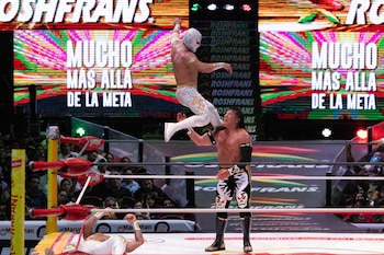 Último Guerrero no pudo hacer nada con la brutal pareja de Místico y Averno. (Foto: Óscar Reyes)
