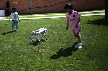Niños juegan con un perro robot en el museo Creators, el 11 de enero de 2024, en Achocalla (Bolivia). EFE/ Luis Gandarillas