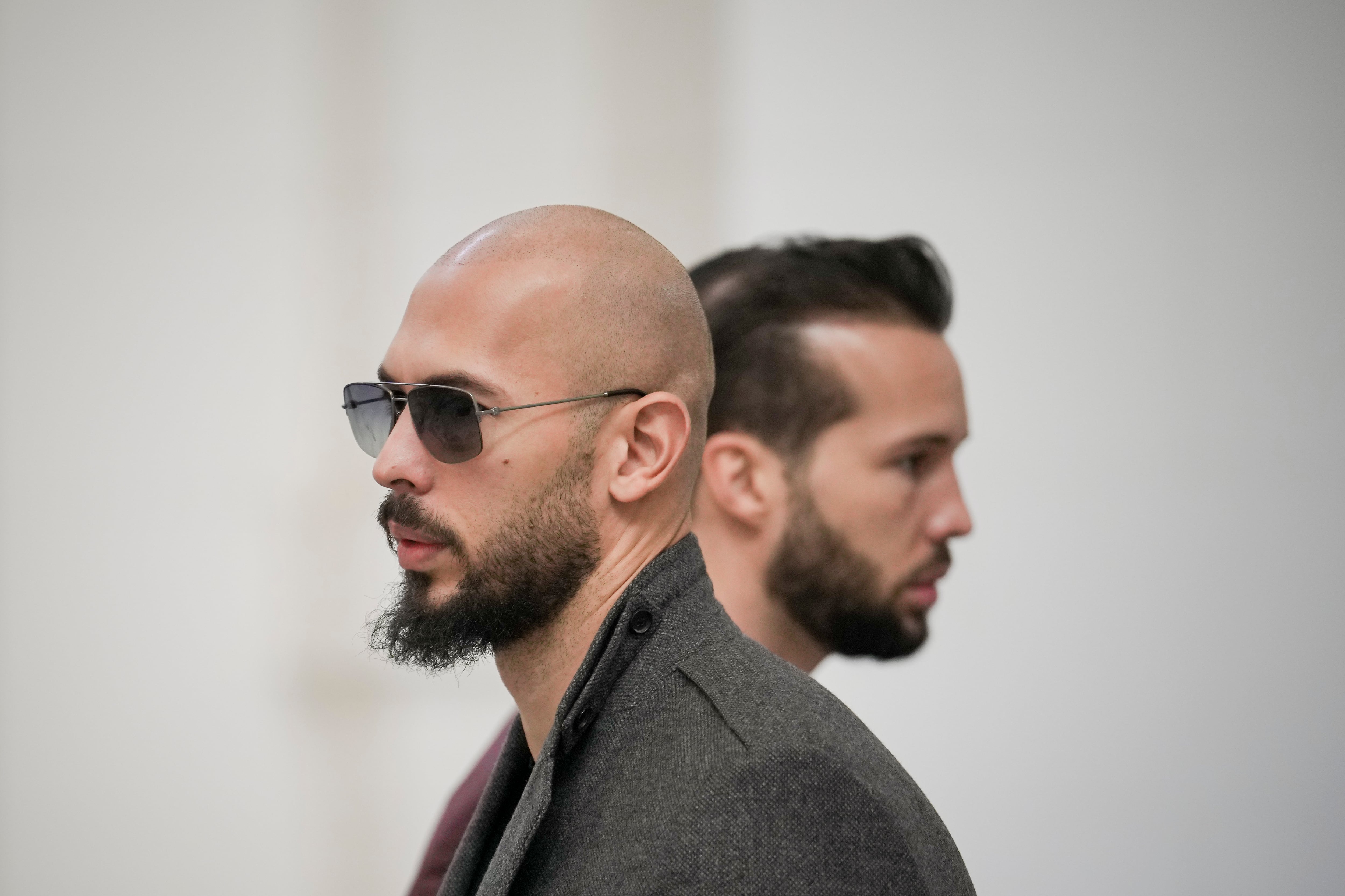 La magistrada Lauren Louis concluyó que los hermanos Tate no lograron descartar el riesgo de fuga ni demostrar que existan circunstancias especiales para su excarcelación (AP Foto/Vadim Ghirda).