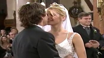 Los novios en el altar.