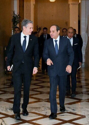 El Presidente egipcio Abdul Fattah al-Sisi (derecha) da la bienvenida al Secretario de Estado de los Estados Unidos, Antony Blinken (EFE/EPA/OFICINA PRESIDENCIAL EGIPCIA)