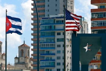 Fotografía de archivo del 9 de enero de 2026 que muestra las banderas de Estados Unidos y Cuba izadas frente la Embajada de Estados Unidos en La Habana (Cuba). EFE/ Ernesto Mastrascusa