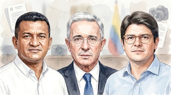Ilustración acuarela de tres hombres de frente. De izquierda a derecha, un hombre de tez oscura con camisa blanca, un hombre canoso con gafas y traje, y un hombre con cabello oscuro y gafas.