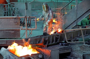 Imagen de archivo de un trabajador dentro de una refinería de cobre de Codelco en la pequeña ciudad de Ventanas, Chile. REUTERS/Rodrigo Garrido