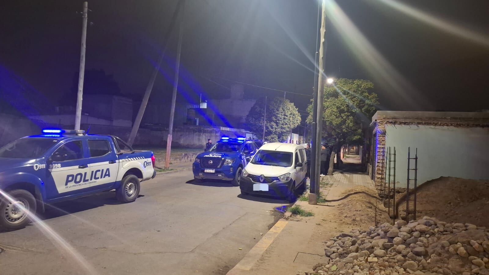 En el operativo principal, más de mil asistentes fueron desalojados de un Centro Vecinal en barrio Acosta tras incidentes con la Policía