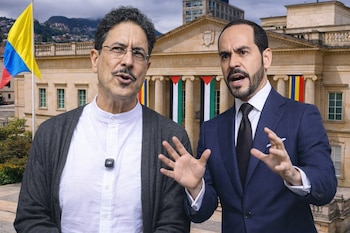 Iván Cepeda y Abelardo de la Espriella gesticulando y hablando frente a la Casa de Nariño en Bogotá, con banderas de Colombia y Palestina colgando del edificio.