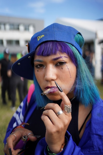 Mujer fuma marihuana en una Expo Cannabis en Uruguay (REUTERS/Mariana Greif)