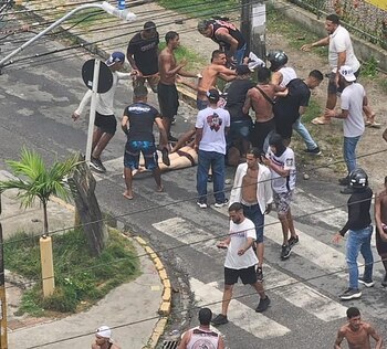 Pelea entre hinchas del Sport y del Santa Cruz en Brasil