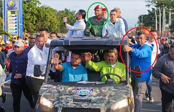 Nicolás Maduro en un vehículo camuflado con logo de policía, saludando. Lo acompañan varios hombres, incluyendo uno con boina roja y uniforme militar