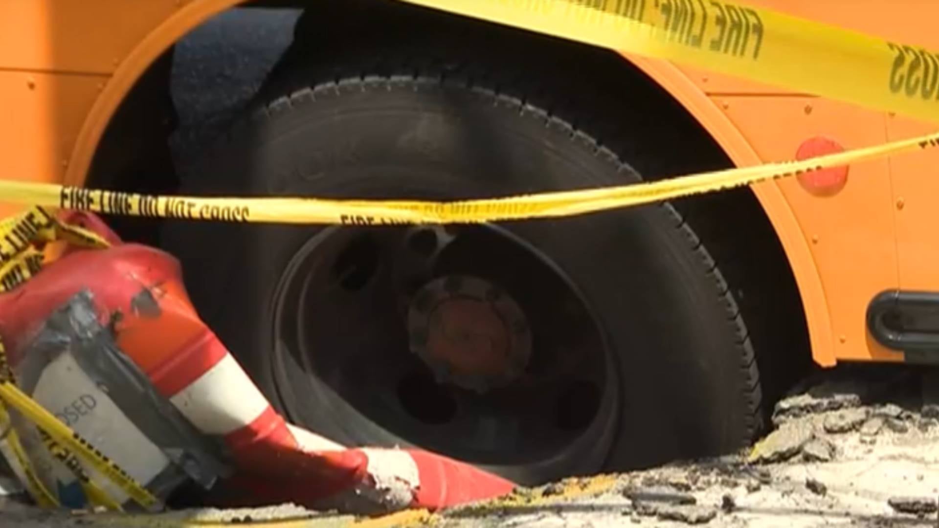 El Departamento de Protección Ambiental de Nueva York investiga si existían daños previos en el terreno que contribuyeron al hundimiento del autobús (News 12 The Bronx )