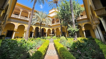 El palacio mejor conservado de España que triunfa en Netflix: la historia real detrás del escenario que se volvió viral