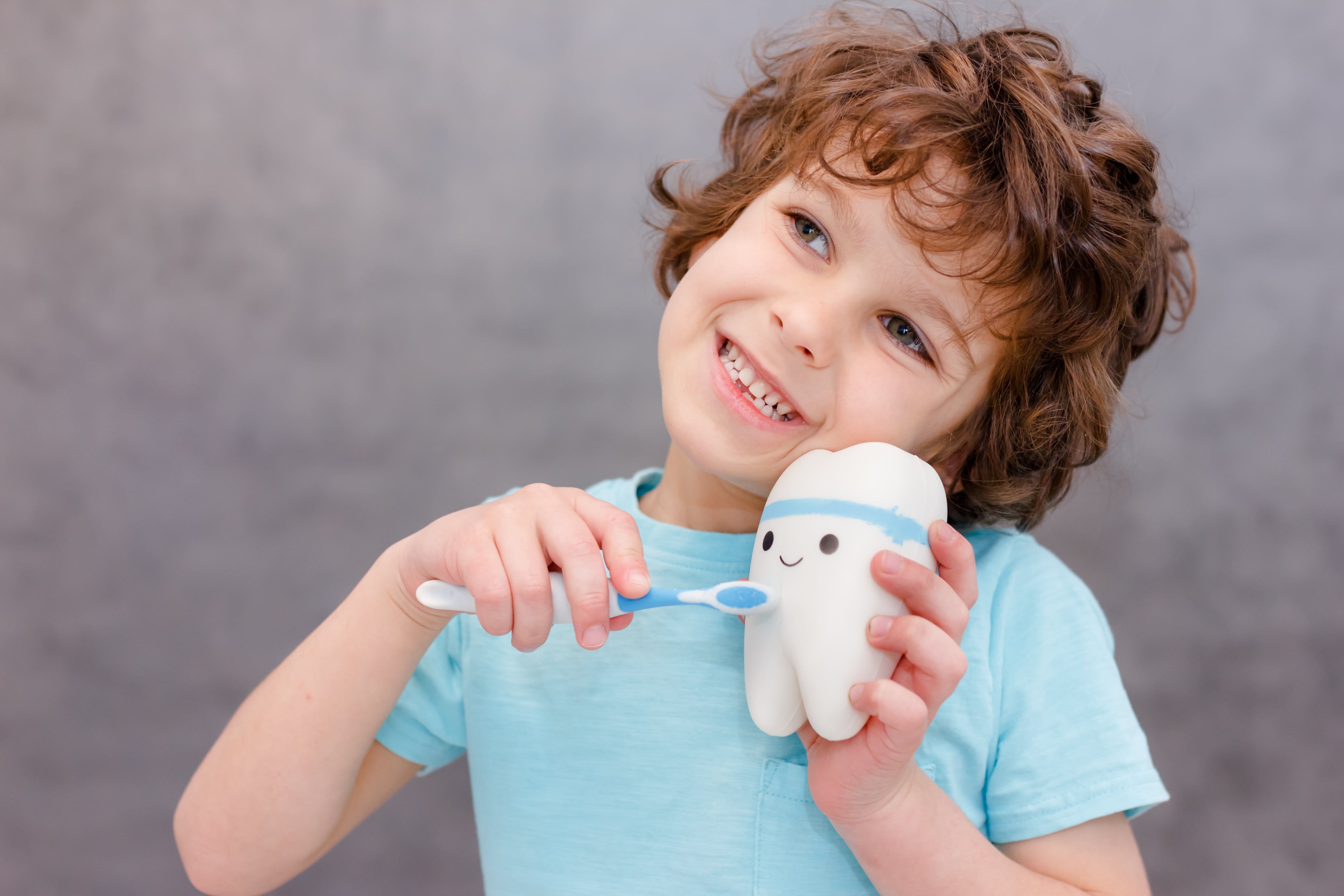 La mayoría de los niños comienza a perder los dientes de leche alrededor de los 6 años, según Cleveland Clinic (Freepik)