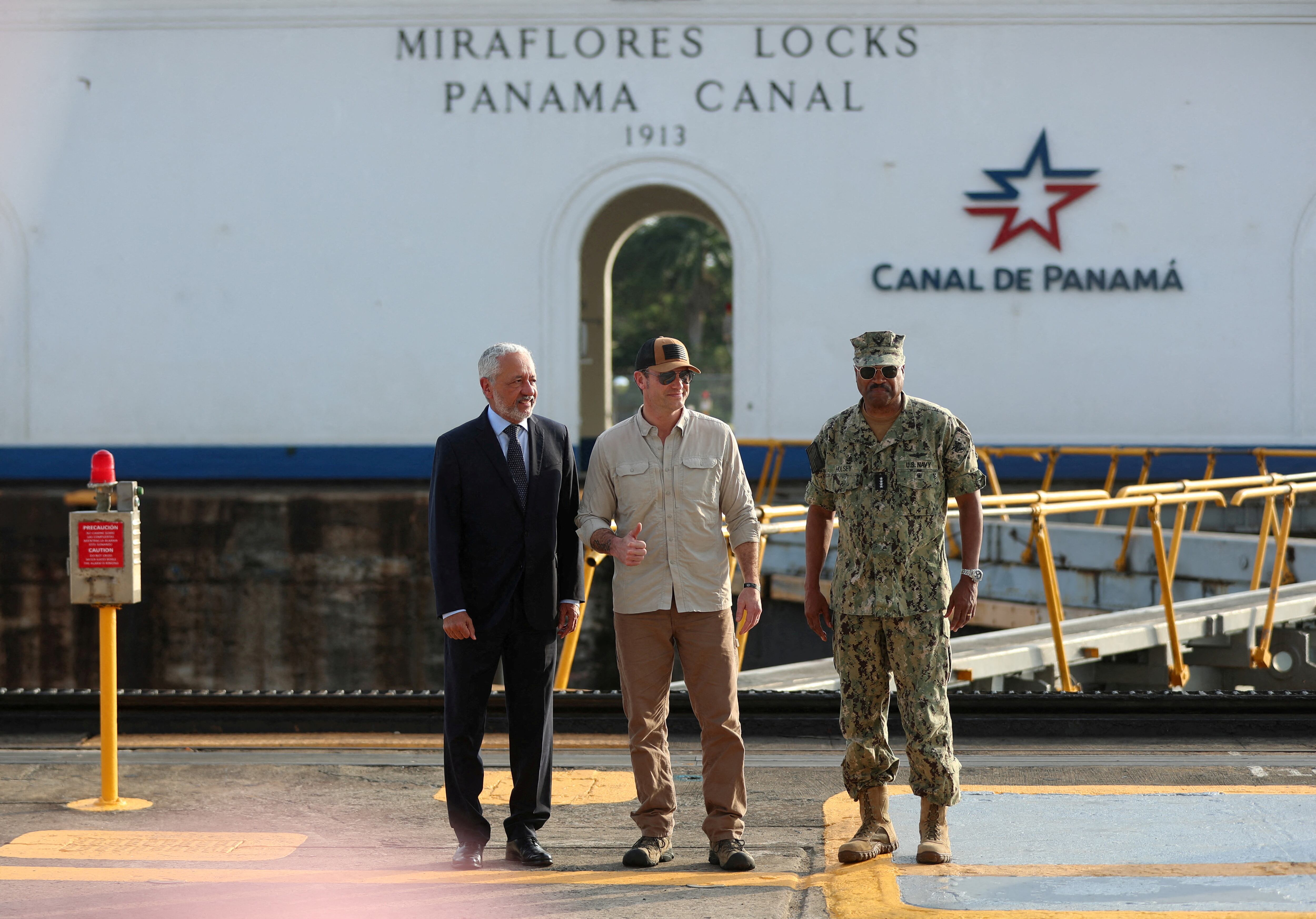 Vestido con uniforme militar, el almirante Alvin Holsey durante una visita al Canal de Panamá. REUTERS/Aris Martinez TPX IMAGES OF THE DAY