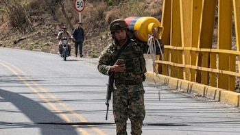 Un soldado del Ejército Nacional evitó atentado en Nariño llevando sobre su hombro un cilindro cargado de explosivos: este es el video