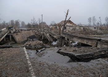 Un puente y casas destruidas en medio del ataque de Rusia a Ucrania en el pueblo de Lyptsi, en la región de Kharkiv (REUTERS/Volodymyr Pavlov)