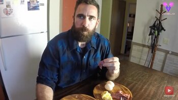 06-10-2021 Este hombre, de 39 años, lleva tres años siguiendo una dieta de carne cruda y asegura haber mejorado sus niveles de energía
SOCIEDAD
YOUTUBE - VIDELO