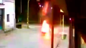 Insólito hecho en Bahía Blanca: un taxista frenó en una esquina por un semáforo en rojo y se le explotó el auto