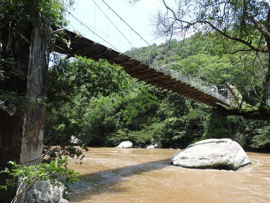 Los puentes improvisados y tirolesas son comunes en esta región del país - crédito @JorgeEmilioRey / X