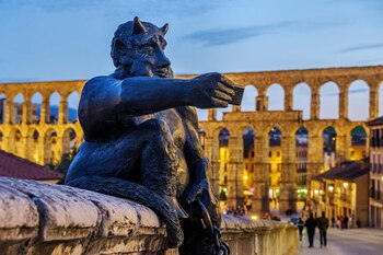 La escultura del diablo junto