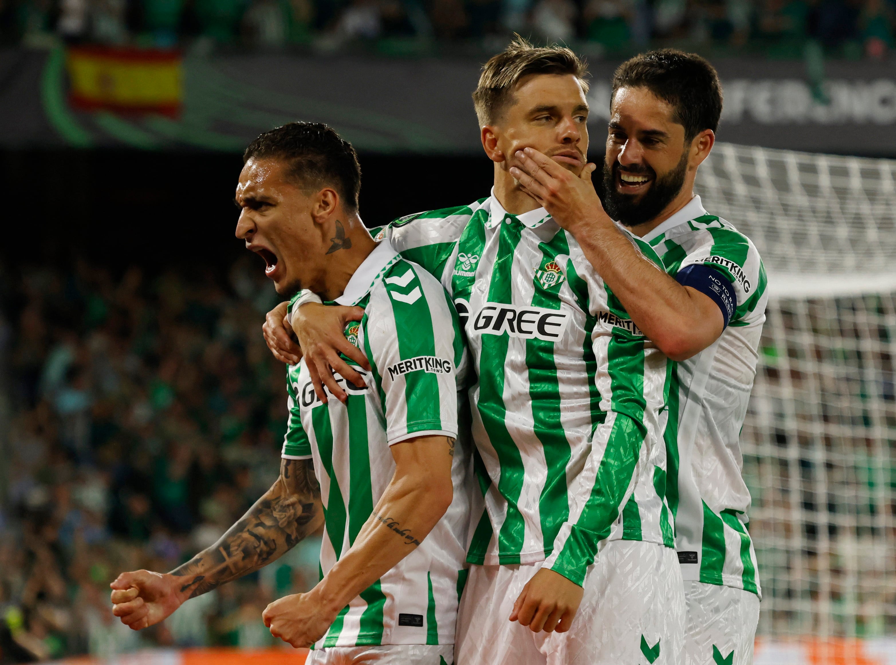 La competencia en el mediocampo del Betis es intensa e incluye a Isco, Lo Celso, Pablo Fornals, Nelson Deossa y la posible llegada de Dani Ceballos. REUTERS/Marcelo Del Pozo
