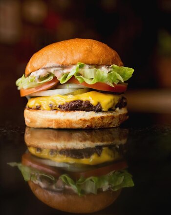 Carne, cheddar, pepinos encurtidos, aros