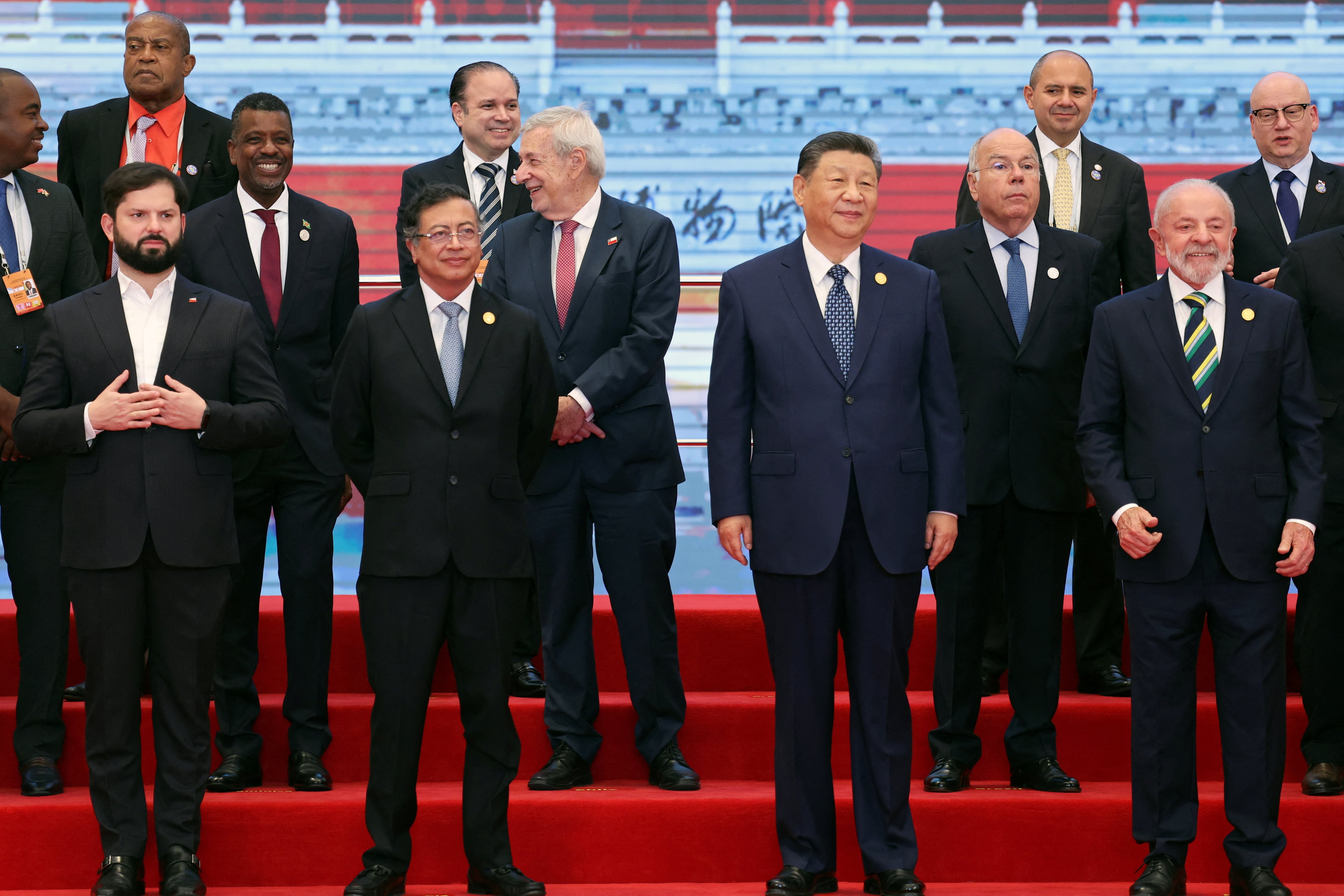 El presidente chino, Xi Jinping, el presidente brasileño, Luiz Inácio Lula da Silva, el presidente chileno, Gabriel Boric, y el presidente colombiano, Gustavo Petro, posan para una foto de grupo antes de la ceremonia de apertura de la reunión ministerial del Foro China-CELAC en Beijing, China, el 13 de mayo de 2025. (REUTERS/Florence Lo/Pool)
