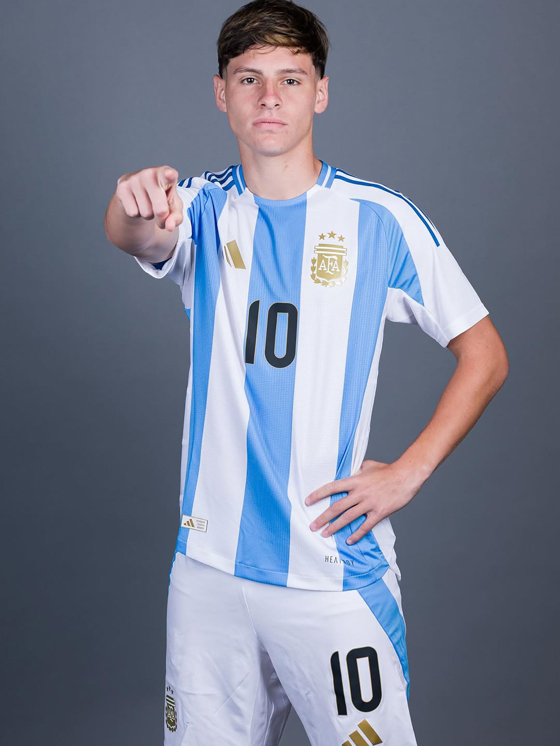 Alvaro Montoro en la foto oficial de la Selección para el Mundial Sub 20. El ex jugador de Vélez fue titular en los dos primeros partidos (@afaseleccion)