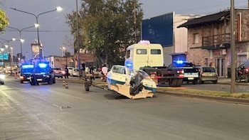 Susto en Rosario: una familia iba al cine y una lancha cayó sobre su vehículo