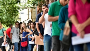 La otra cara de la mejora laboral: cada vez más argentinos buscan un segundo trabajo para llegar a fin de mes